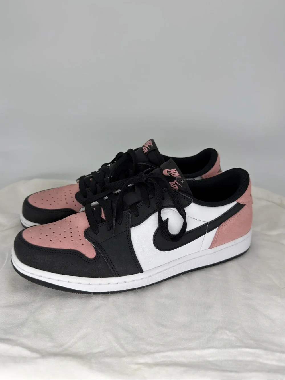 Sz 11 - NIKE AIR JORDAN RETRO 1 LOW OG BLEACHED CORAL/BLACK CZ0790-061